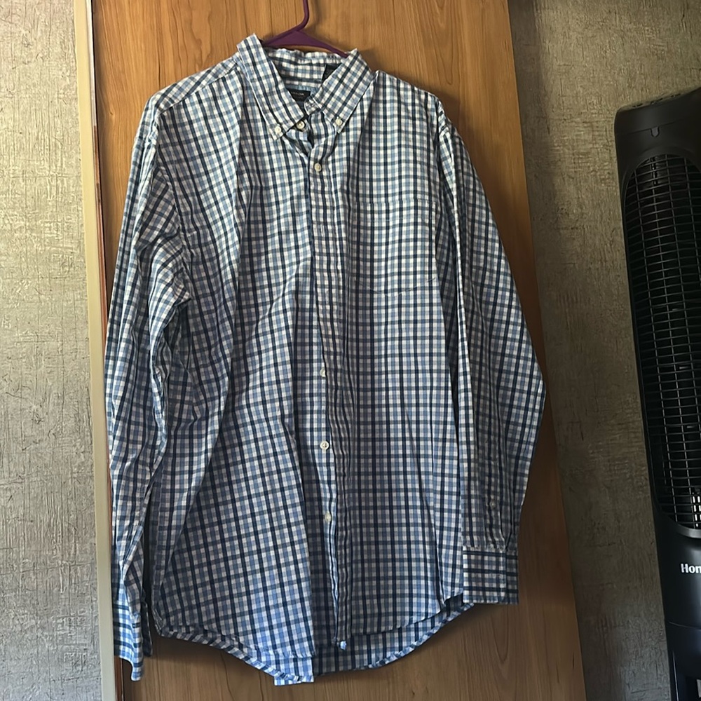 Men’s dress shirt with pocket